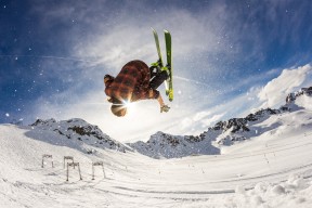 爱游戏app -澳网八强战对决在即！罗马演练定位球，明尼苏达森林狼密集防守应对