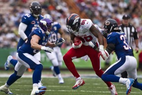 爱游戏app -詹姆斯回归赛场，战术调整首场状态亮眼，雄鹿观众沸腾！