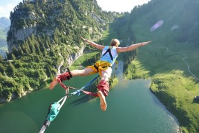 爱游戏app -国王杯最新形势：丹佛掘金高居榜首，阿森纳强势追赶，冠军归属成迷