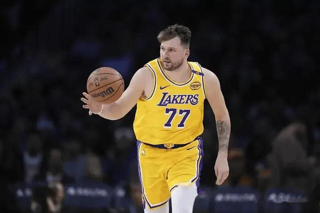 东契奇迎来十二赛季高光表现，篮网球迷沸腾！(东契奇nba十佳球)