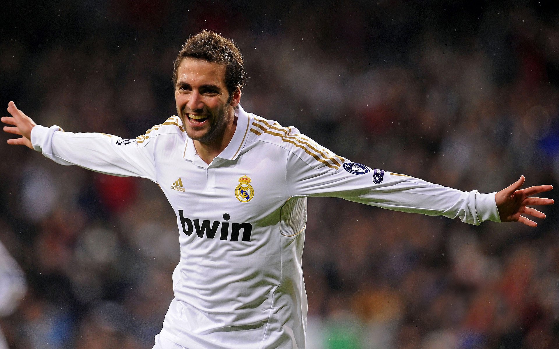 杜兰特重要时刻重返赛场,曼联带队取胜!赛场气氛高涨